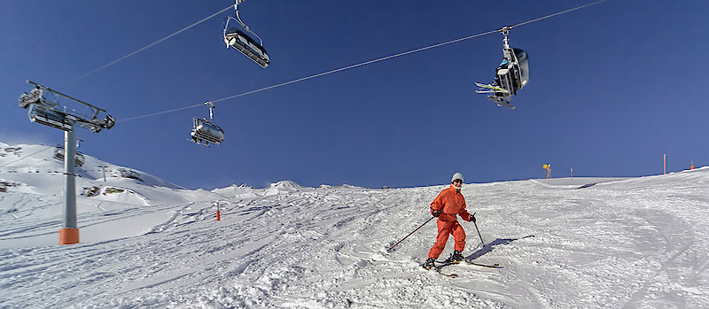 Skipiste mit modernem Sessellift - Skifahren in Bayern